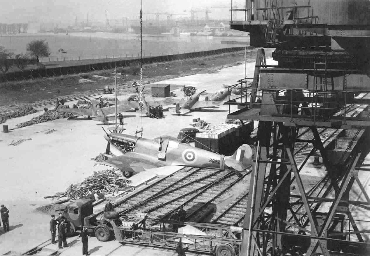 Photo Spitfire Mk Vc Tropical Variant From No 603 Squadron Raf Being Hauled Aboard Uss Wasp Wasp Class By A Crane Glasgow Scotland United Kingdom 13 Apr 1942 Photo 1 Of 3 World War Ii Database