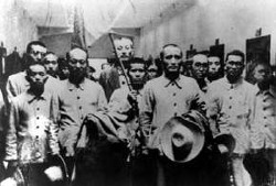Fuchu Prison file photo (Kyuichi Tokuda second from left, Yoshio Shiga third from left, 6 Oct 1945) [28533]