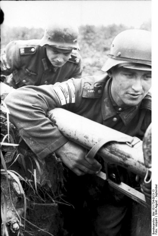 German Panzerschreck crew, northern Russia, Aug-Sep 1944, photo 2 of 5