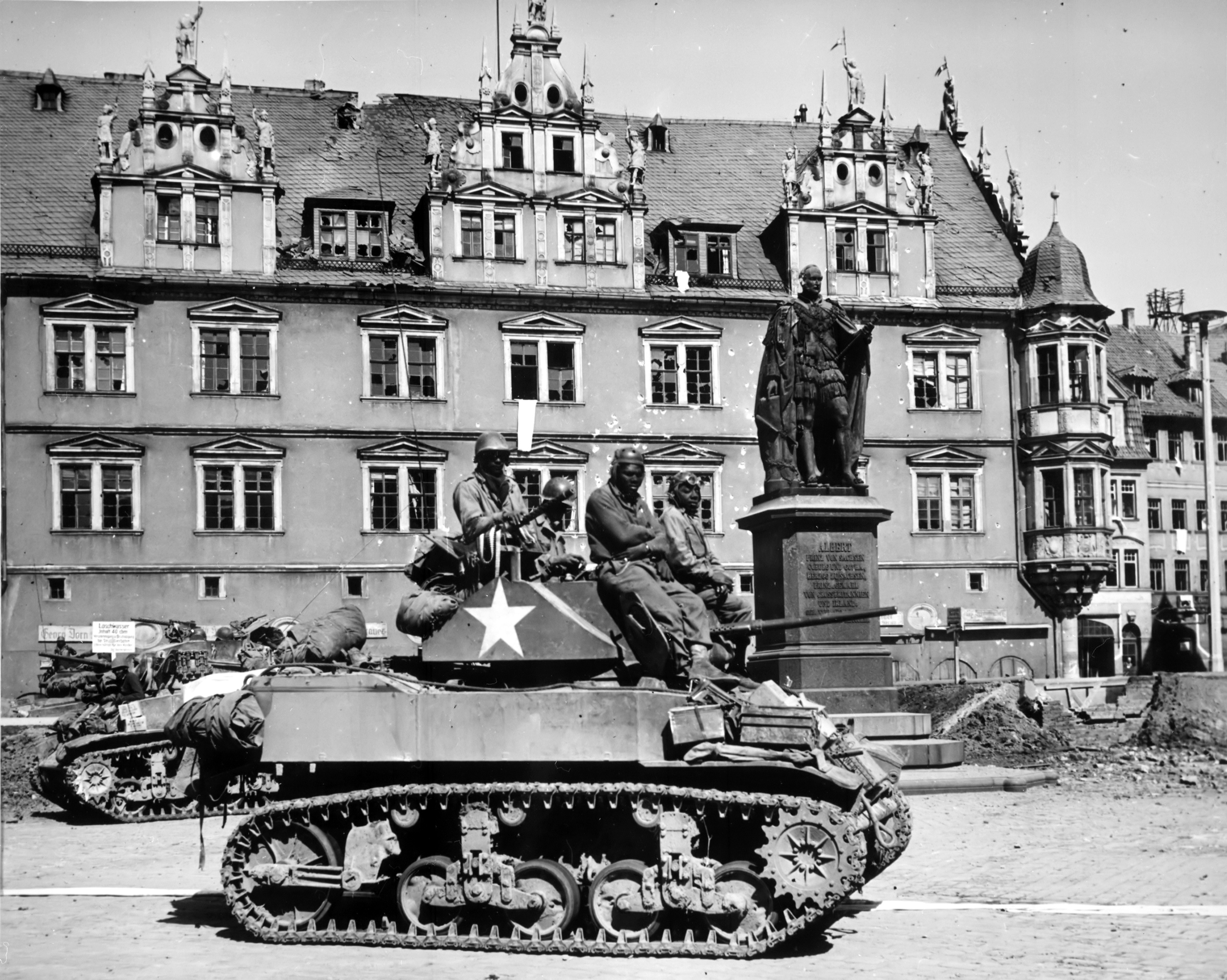 Photo Us Army African American Crew Of The 761st Tank Battalion On A M5a1 Stuart Light Tank In Coburg Bayreuth Germany 25 Apr 1945 Note White Flags Hanging From Upper Palace Windows Also