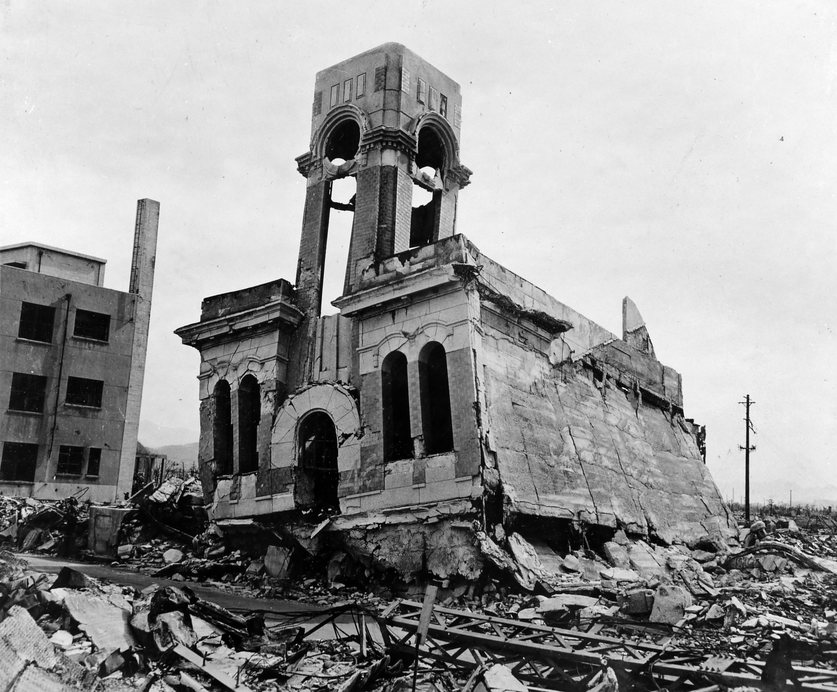 photo-destroyed-building-in-hiroshima-japan-1945-world-war-ii