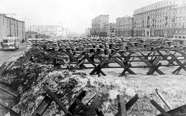 Anti-tank barricades on the streets of Moscow, Russia, Oct 1941, photo 3 of 3
