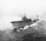 El crucero japonés Kashii se hunde por la popa después de ser atacado por un portaaviones estadounidense frente a la costa de la Indochina francesa (Vietnam) al norte de Qui Nhon, el 12 de enero de 1945. Foto 4 de 9