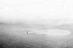El crucero japonés Kashii se hunde mostrando solo la proa después de ser atacado por un portaaviones estadounidense frente a la costa de la Indochina francesa (Vietnam) al norte de Qui Nhon, el 12 de enero de 1945. Foto 7 de 9