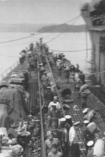 Marineros estadounidenses y japoneses a bordo de la I-401, Japón, 1945