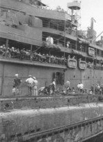 I-401 junto al USS Proteus, Yokosuka, Japón, 29 de agosto de 1945