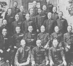 El capitán Isoroku Yamamoto (segunda fila, segundo desde la derecha) con ex compañeros de clase de la Academia Naval en Etajima, alrededor de mediados o finales de la década de 1920