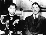 el Capitán Isoroku Yamamoto con el Secretario de Marina de los Estados Unidos, Curtis Wilbur, alrededor de 1925-1928;  nota Orden del Milano Dorado en Yamamoto