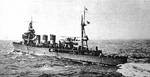 Abukuma en marcha, alrededor de 1941;  nota hidroavión E7K1 en catapulta