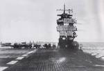El portaaviones Akagi poco después de salir de Port Stirling, Célebes hacia el Océano Índico, el 26 de marzo de 1942;  observe los bombarderos torpederos B5N en la cubierta de vuelo