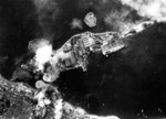 Portaaviones Amagi (cerca de salpicaduras de bombas) y Katsuragi (centro-derecha, fuertemente camuflados) bajo ataque, Kure, Japón, 24 de julio de 1945