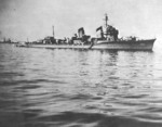 Destructor Amagiri en marcha en la década de 1930;  observe el crucero pesado clase Nachi a la izquierda