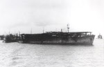 Chuyo en Truk, Islas Carolinas, mayo de 1943;  nota nave hermana Unyo a la izquierda