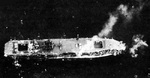 Foto aérea de Chuyo muerto en el agua después del impacto de un torpedo, mañana del 4 de diciembre de 1943;  nota cubierta de vuelo delantera colapsada