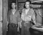 Dos sobrevivientes del Jintsu hundido, vestidos con uniformes de la Marina de los EE. UU., a bordo del USS Nicholas (DD-449), 13 de julio de 1943