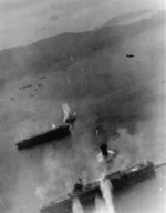 Kaiyo (centro) bajo ataque de bombarderos SB2C Helldiver del USS Essex, Kure, Japón, 19 de marzo de 1945;  el transportista en la parte inferior era Amagi o Katsuragi