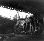 Cubierta del hangar superior dañada de Katsuragi, Kure, Japón, 8 de octubre de 1945