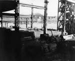 Submarinos Koryu Tipo D en un cobertizo de ensamblaje en el astillero Mitsubishi, Nagasaki, Japón, alrededor de septiembre de 1945, foto 2 de 2