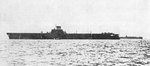 Taiho en marcha, fecha desconocida, foto 1 de 2;  observe el portaaviones clase Shokaku en el fondo