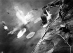 Tono bajo ataque aéreo cerca de Kure, Japón, 24 de julio de 1945;  foto tomada por el avión USS Shangri-La