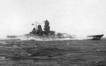 El acorazado Yamato en marcha, alrededor de finales de 1941, foto 1 de 2