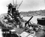 Acondicionamiento del acorazado Yamato, Arsenal Naval de Kure, Japón, septiembre de 1941;  portaaviones Hosho en el extremo derecho