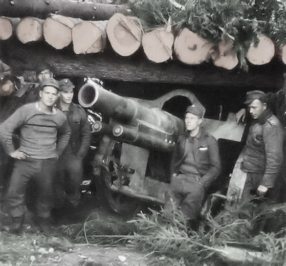 Finnish Army Field Artillery Regiment 15 artillery piece and its crew during the Continuation War, Finland, 1940s