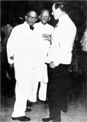 N. Gopalaswami Aiyangar, Vappala Pangunni Menon, and Louis Mountbatten, 30 May 1948