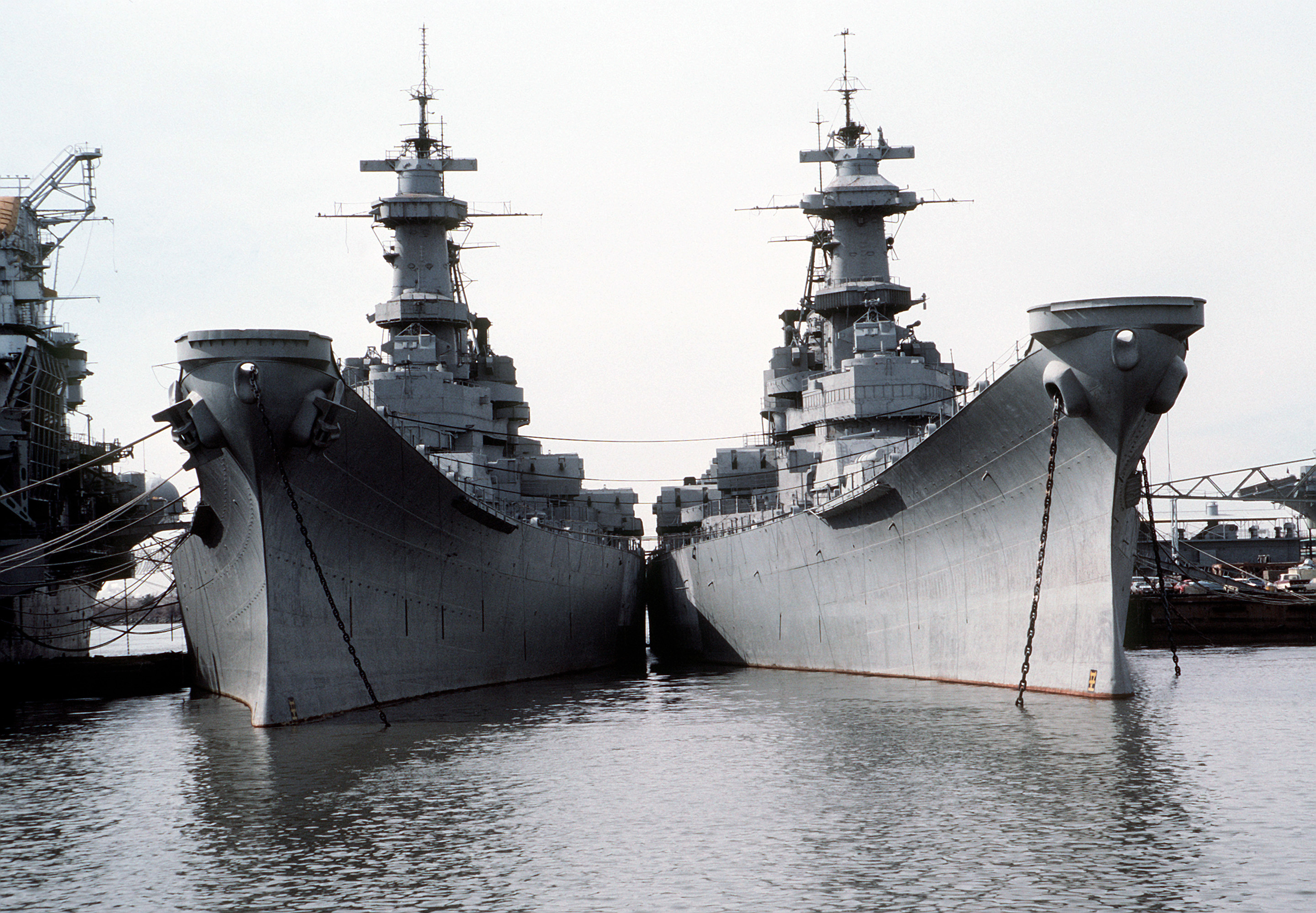 photo-inactivated-us-navy-battleships-iowa-and-wisconsin-docked-at