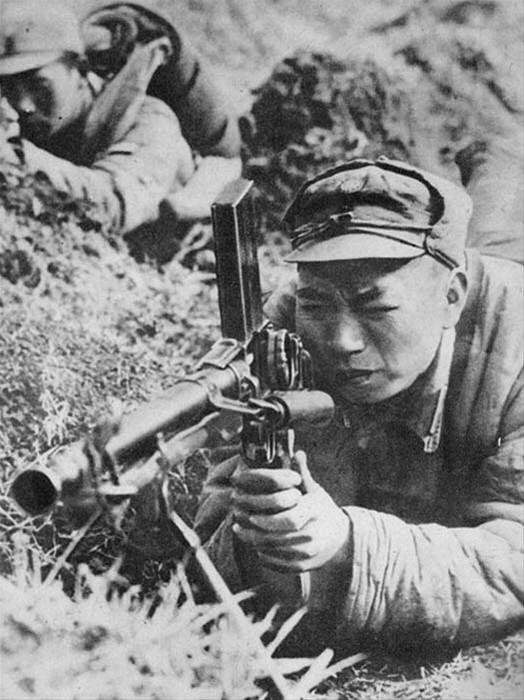 WWII photo Chinese soldier on the ruins of the city with a machine gun ZB v @31