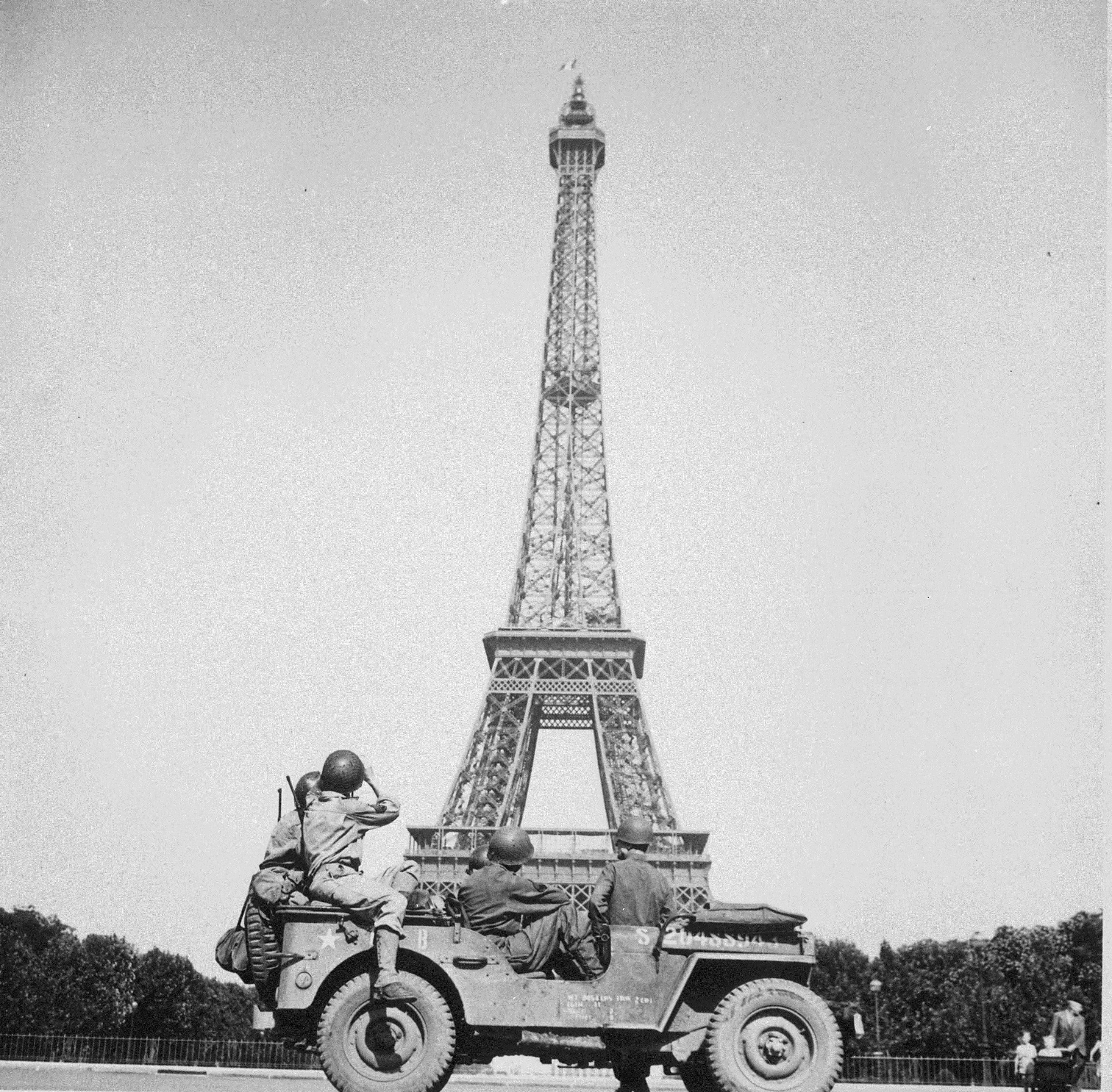 Members of the US Army’s 4th Infantry Division sightseeing in Paris, France, Aug 25, 1944