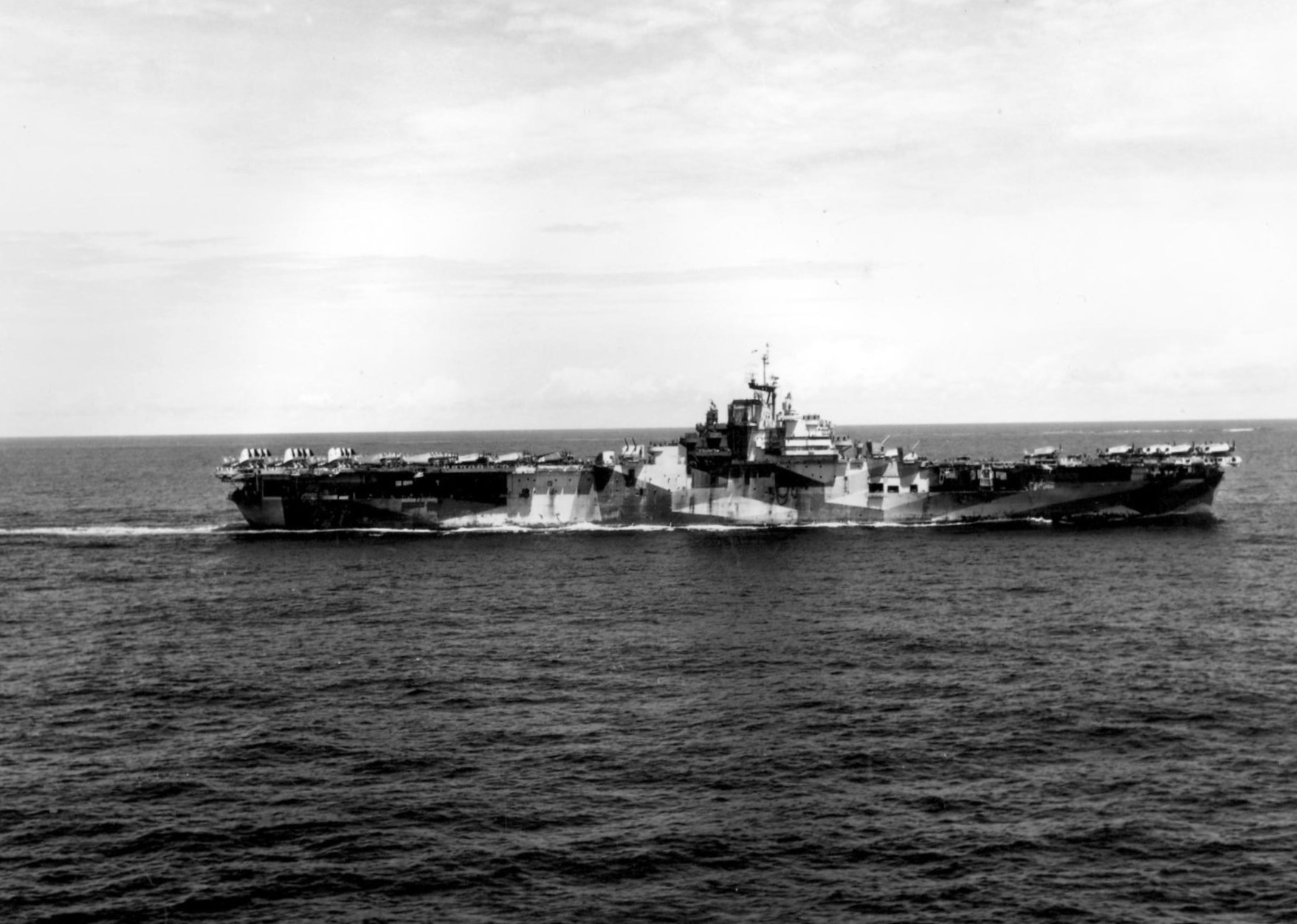 [Photo] Broadside view of the starboard side of the USS Hornet (Essex ...