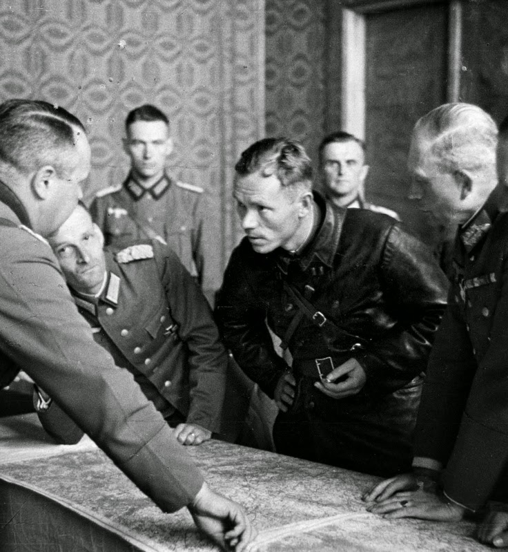 Red Commander Vladimir Yulianovich Borovitsky and German General Heinz Guderian in Brest, Poland (now Brest, Belarus) to work out the German-Soviet boundary demarcation of occupied Poland, 21 Sep 1939. Photo 2 of 2