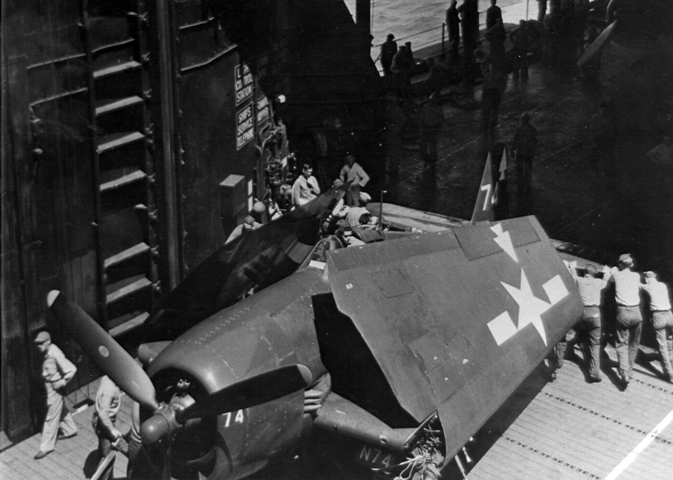 [Photo] Plane handlers pushing an F6F-5N Hellcat night fighter of ...
