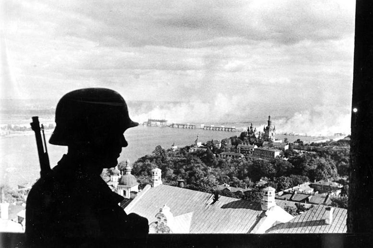 A German sentry overlooking the Pechersk Lavra Monastery and Dnieper River in Kiev, Ukraine, Sep 1941.