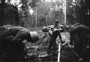 German 8 cm Granatwerfer 34 mortar crew, date unknown