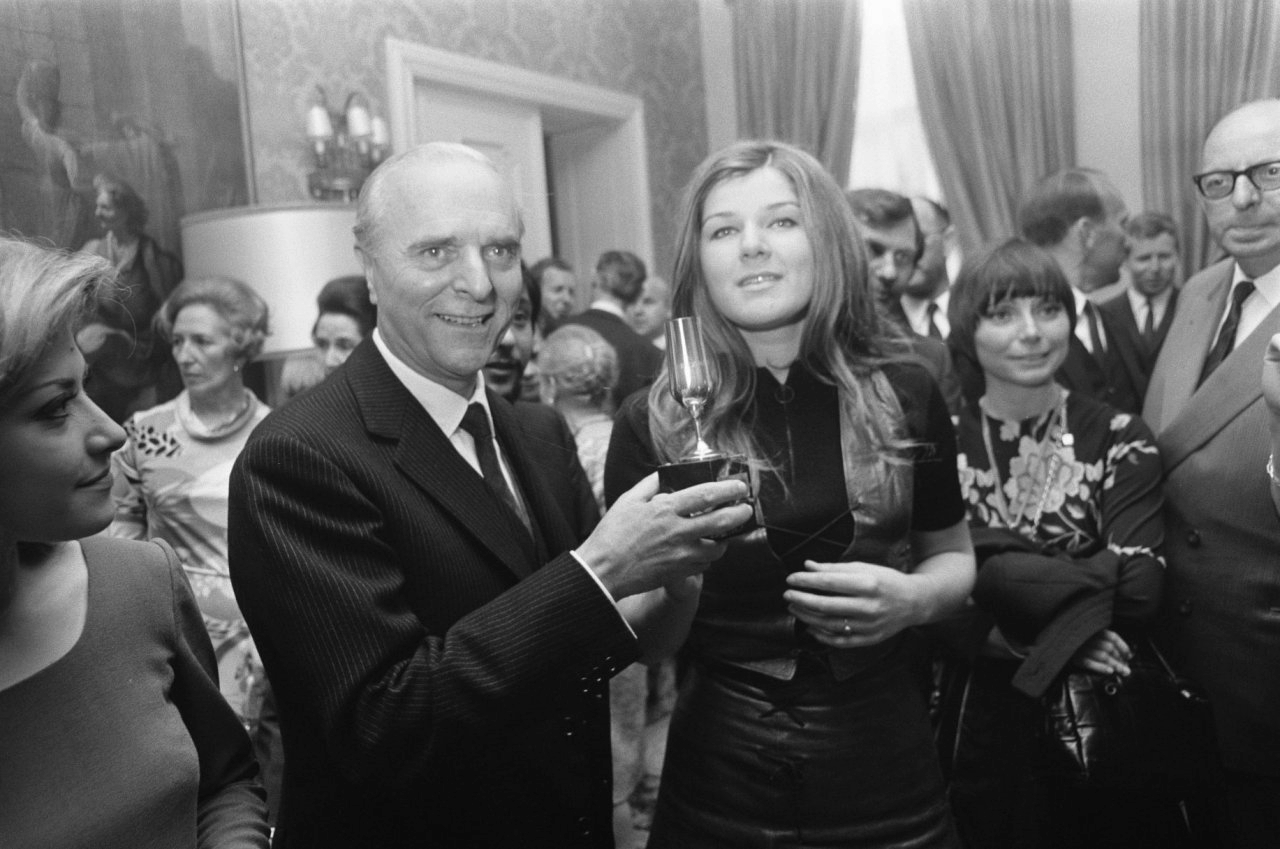 Spanish diplomat Ángel Sanz-Briz with singer Lenny Kuhr, 9 Jul 1969