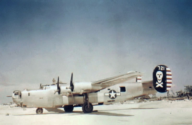 [Photo] B-24J Liberator With The 90th Bomb Group, The Jolly Rogers, At ...