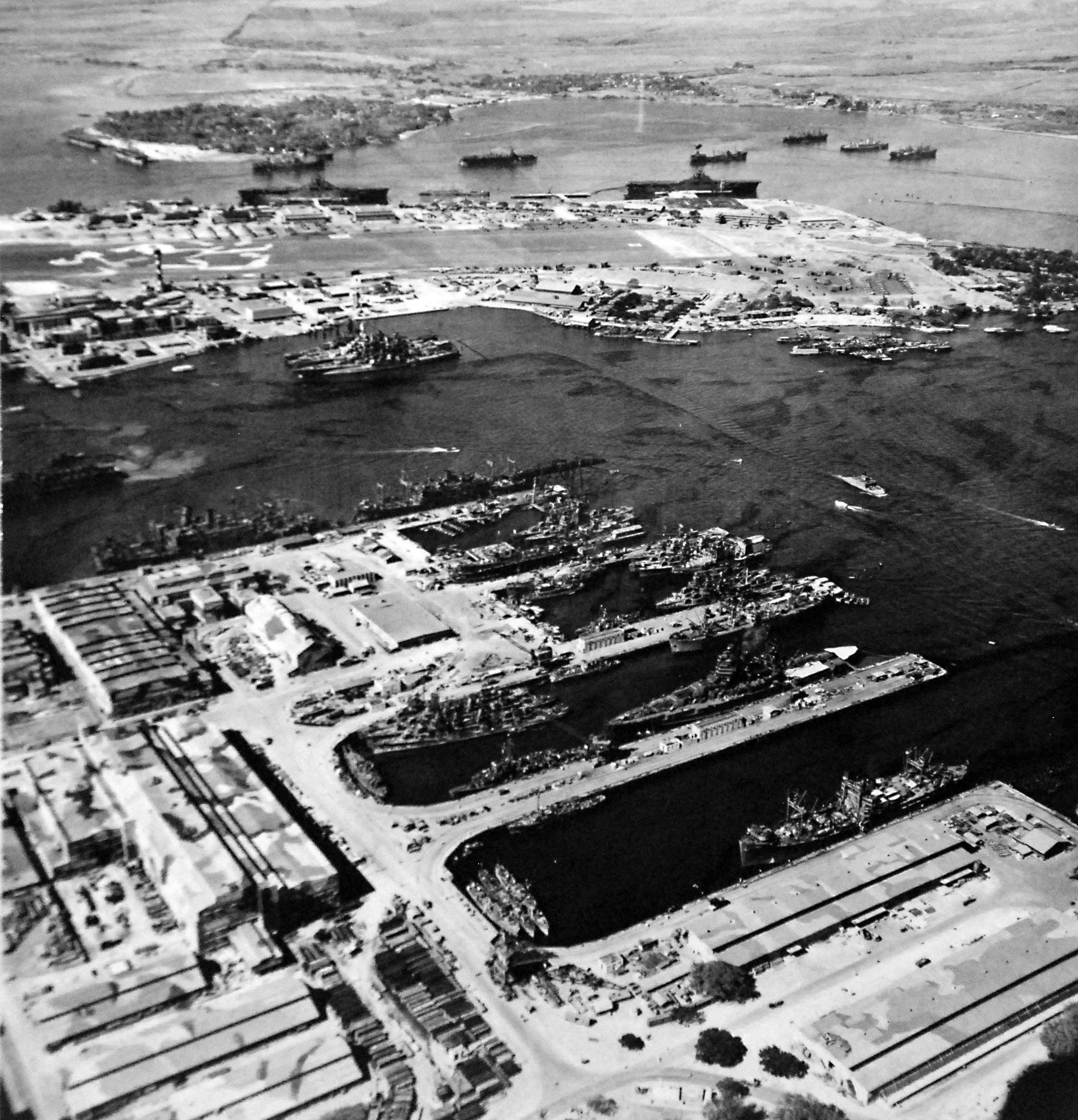 [Photo] Aerial view of shipping in the Pearl Harbor Navy Yard repair ...