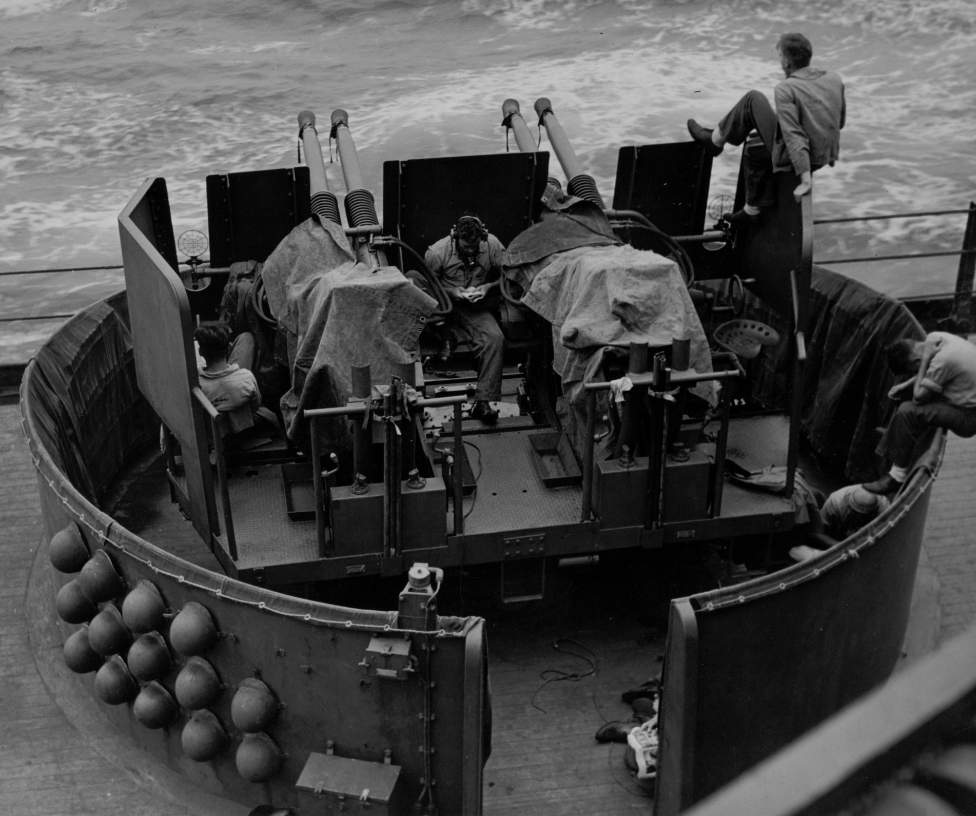 40mm Bofors position aboard USS New Jersey at sea, Pacific Ocean, 21 Jul 1943