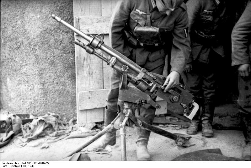 German solder inspecting a captured St. Étienne Mle 1907 machine gun, France, May 1940