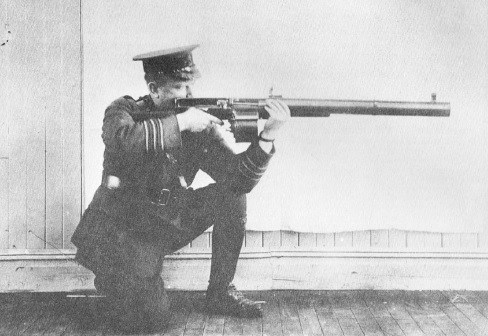 Major Robert Blair with Huot automatic rifle, 1918