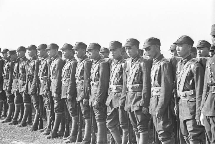 [Photo] Chinese Soldiers On An Airifeld In Chongqing, China, 1942 ...