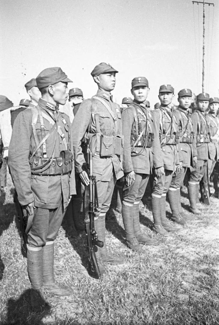 [Photo] Chinese soldiers welcoming Hong Kong evacuees, Chongqing, China ...