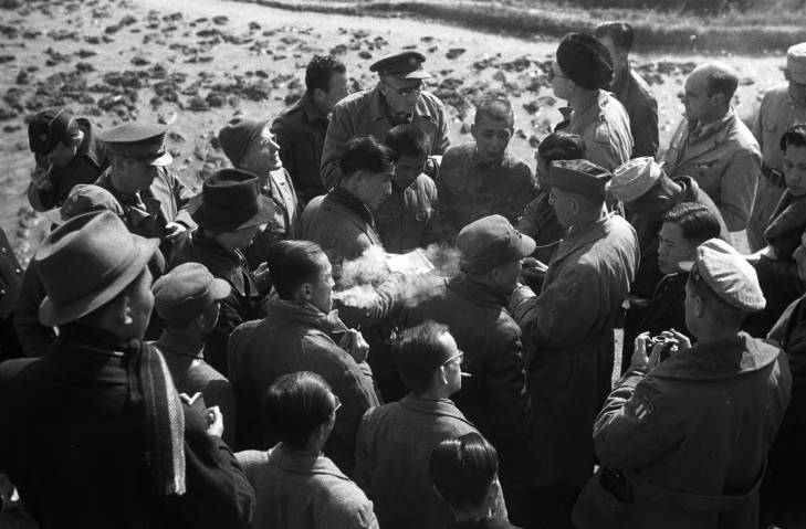 War correspondents speaking to Chinese officers and Japanese prisoners of war, Changde, Hunan Province, China, 25 Dec 1943