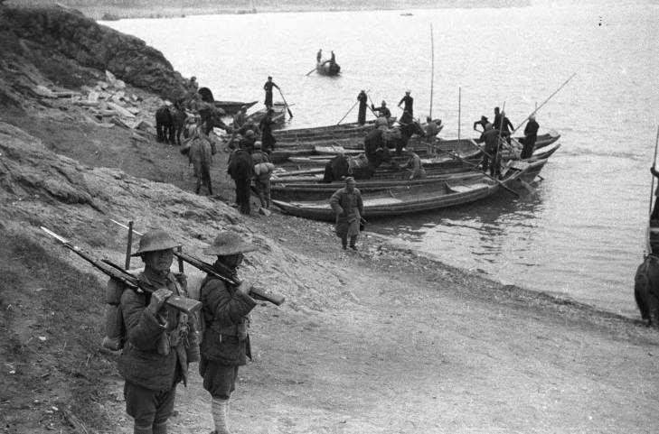 Chinese soldiers at a riverbank, Changde, Hunan Province, Dec 1943