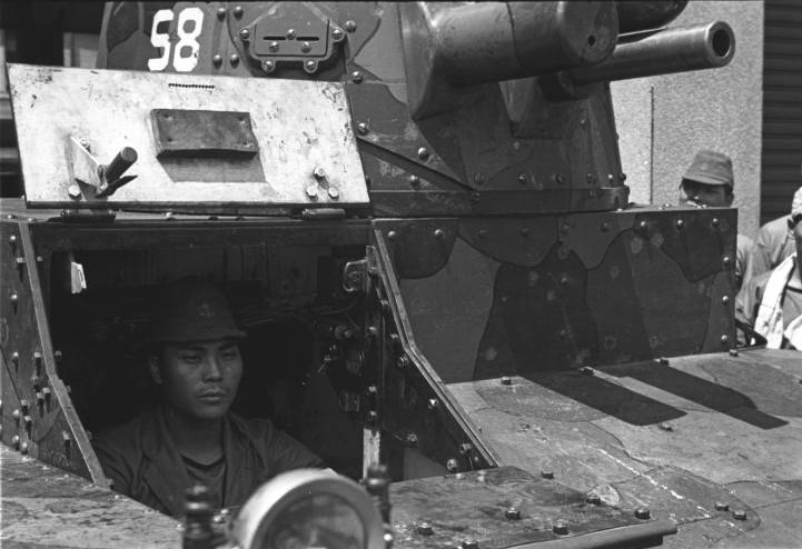 Chinese Vickers 6-Ton light tank captured by the Japanese, Shanghai, China, mid-1937, photo 3 of 5