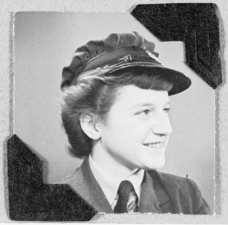 [Photo] Portrait of WAAF member Eileen Edge based in RAF Watnall, 1940s ...
