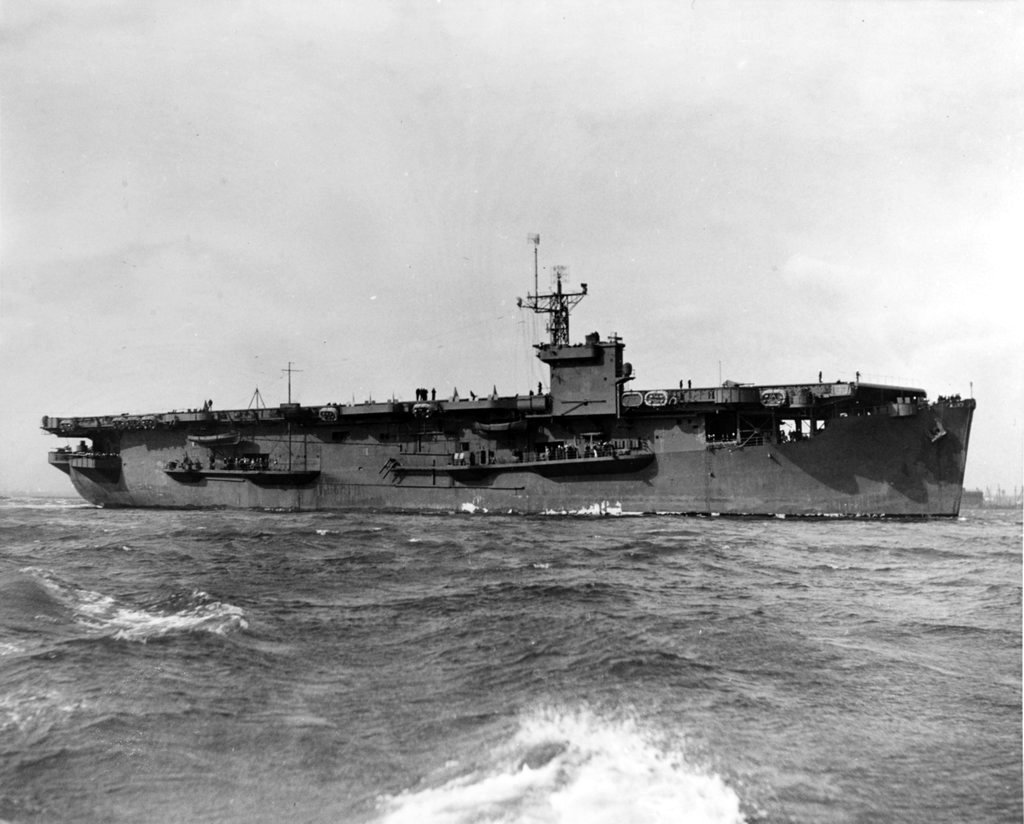 [Photo] Auxiliary Aircraft Carrier USS Card underway in New York Harbor ...