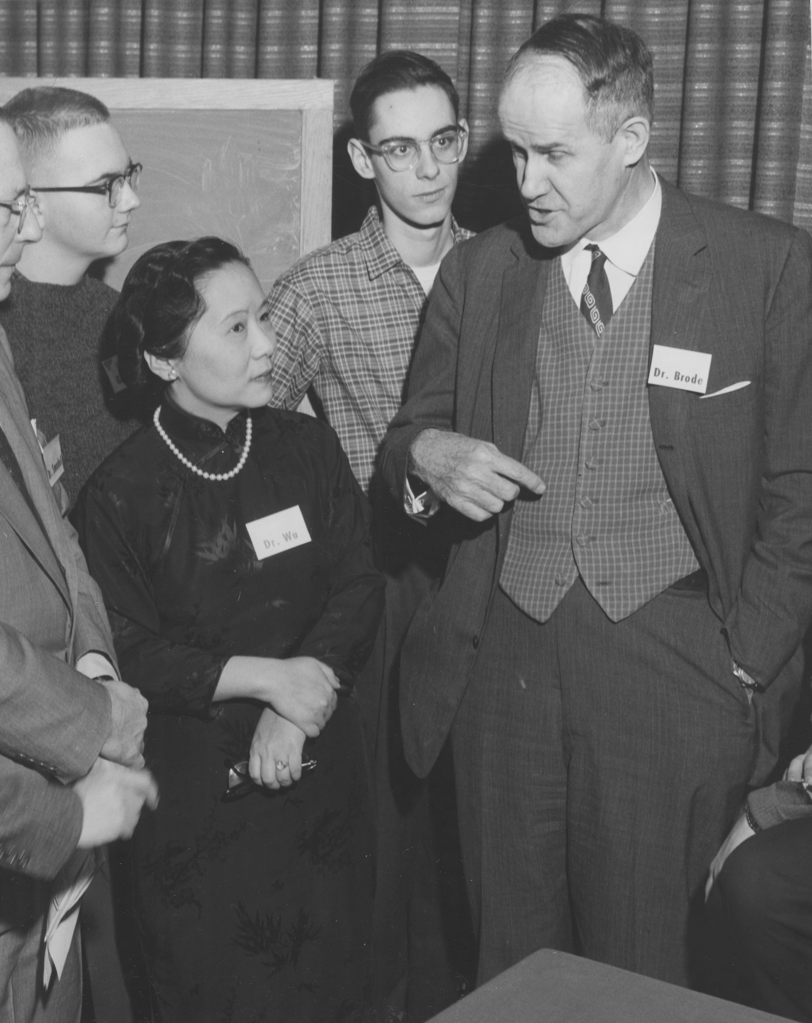 Professors Wu Chien-Shiung and Wallace Brode with Science Talent Search winners, Columbia University, New York, New York, United States, 15 Mar 1958, photo 2 of 2